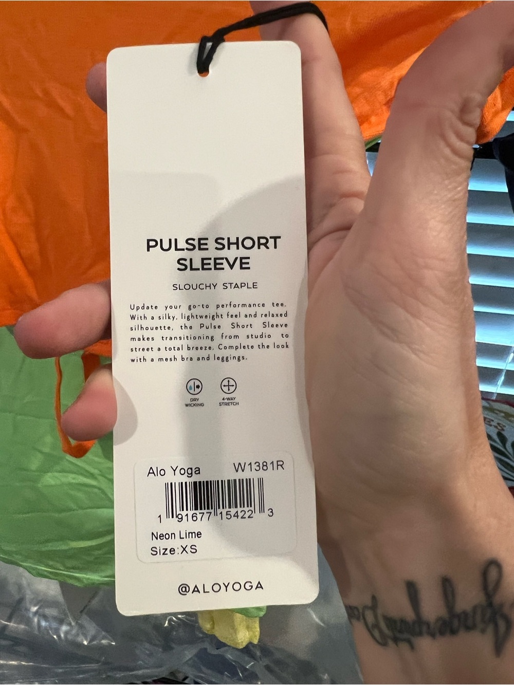 ALO YOGA PULSE SHORT SLEEVE SHIRT, XS NWT - Picture 3 of 3